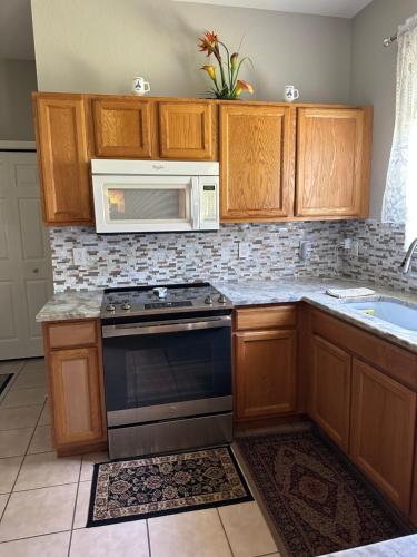 Quiet room in a family home in Lehigh Acres (Florida)