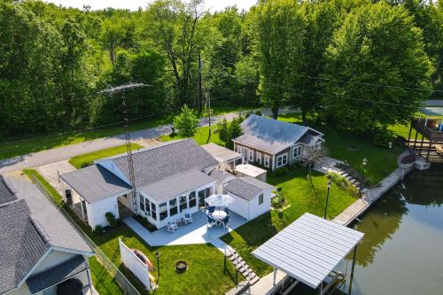 Waterfront Lakeview Cottage with Dock and Lift!