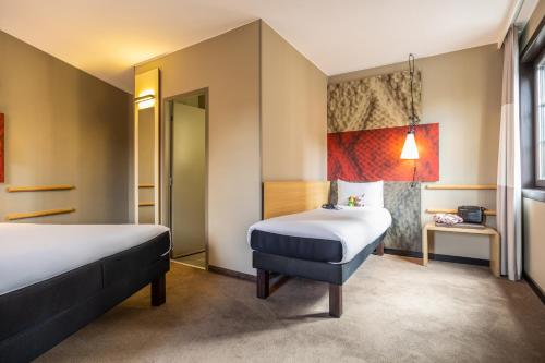 Premium Room with Double Bed and Single Bed image 2