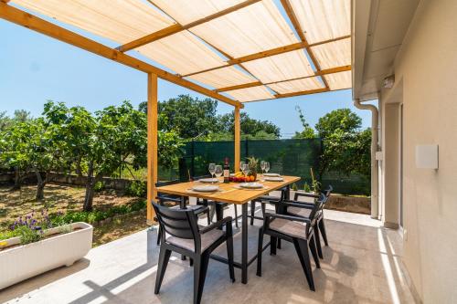 Holiday house Kristina with jacuzzi pool only for you