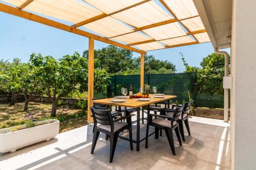 Holiday house Kristina with jacuzzi pool only for you