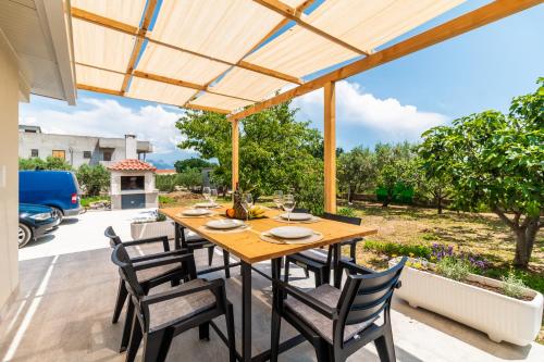 Holiday house Kristina with jacuzzi pool only for you