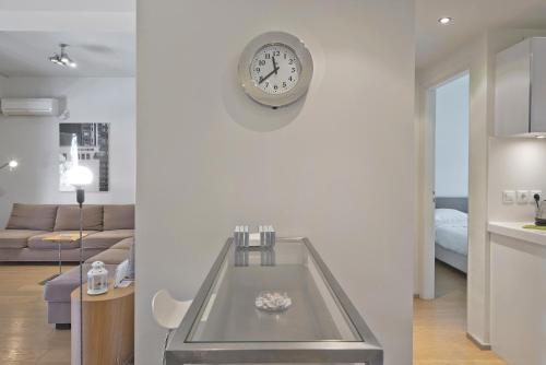 Sea Breeze Spacious Apt near Vouliagmeni Beach, Atene (foto 9)