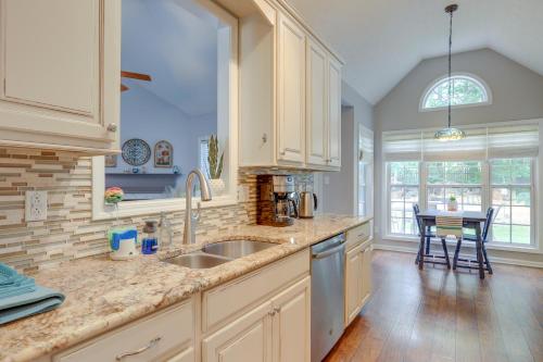 Fayetteville Retreat with Hot Tub and Fenced Yard in Vila Fayette (GA)