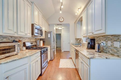 Fayetteville Retreat with Hot Tub and Fenced Yard in Vila Fayette (GA)