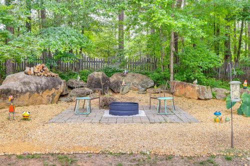 Fayetteville Retreat with Hot Tub and Fenced Yard in Vila Fayette (GA)