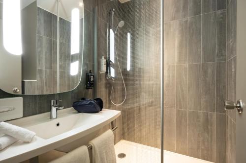 Standard Double Room image 5
