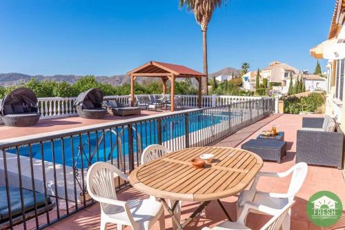 Villa Tristan: pool - views - privacy - kids room