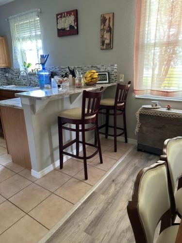 Quite room in a family home in Lehigh Acres (FL)