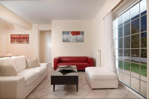 Elena's Apartments by the Sea and Airport 4