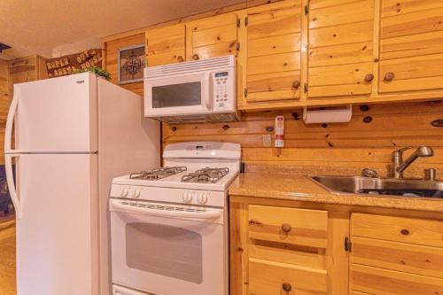 Cabin #6 Bobcat Bunkhouse - Pet Friendly - King Bed - Sleeps 4, Payson (photo 6)