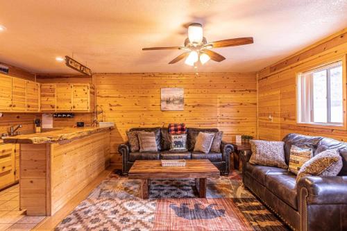Cabin #6 Bobcat Bunkhouse - Pet Friendly - King Bed - Sleeps 4, Payson (photo 4)