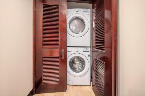 Waipouli Beach Resort Spectacular Luxury Oceanfront Condo Sleeps 8 AC Pool - main image