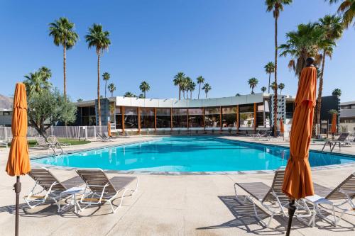 Mid-Century Palm Springs Bungalow with Patio! in Palm Springs, USA