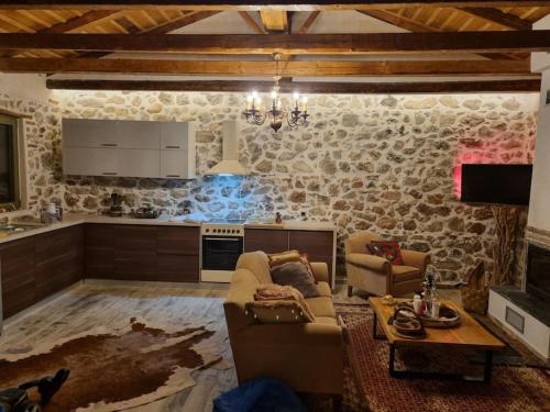 Stone House - Πέτρινο Σαλέ (Stone House - Πετρινο Σαλε) in Alíartos