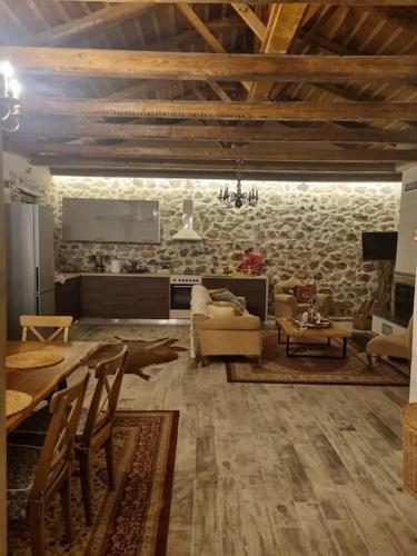 Stone House - Πέτρινο Σαλέ (Stone House - Πετρινο Σαλε) in Alíartos