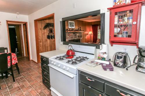 3 Little Bears Cabin - Quintessential Big Bear getaway with fun cabin décor! in Big Bear Lake, USA