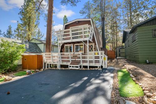 A Beary Happy Cabin - Charming gambrel style home within minutes of the Lake and The Village in Big Bear Lake, USA
