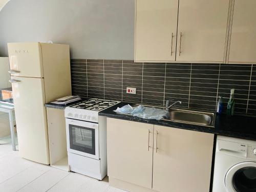 2nd floor shared flat near Bedford train station