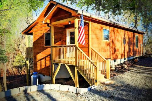 B&B Murphy - New Serene, Fun & Comfy Cabin- Covered Deck, Grill, Arcade - Bed and Breakfast Murphy