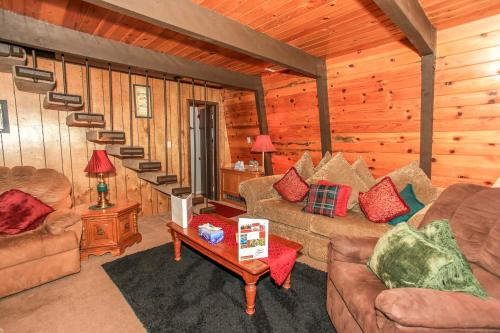A Humble Hilltop Hideaway - Home away from home in the San Bernardino National Forest!! in Big Bear City, USA