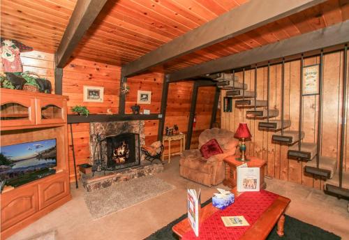A Humble Hilltop Hideaway - Home away from home in the San Bernardino National Forest!! in Big Bear City, USA