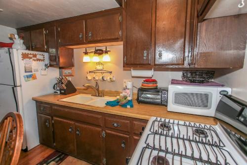 A Humble Hilltop Hideaway - Home away from home in the San Bernardino National Forest!! in Big Bear City, USA