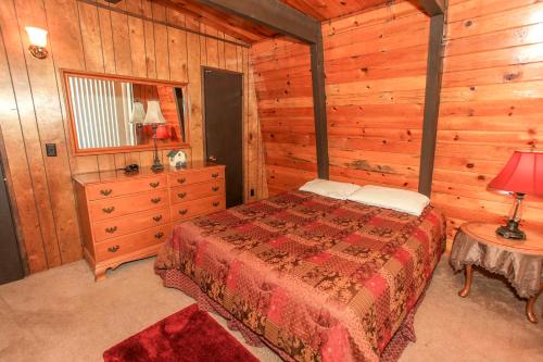 A Humble Hilltop Hideaway - Home away from home in the San Bernardino National Forest!! in Big Bear City, USA