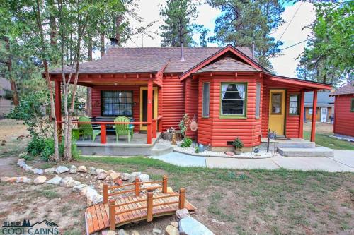 A Sweet Pine Cabin - Adorable retro home in a peaceful residential neighborhood in Big Bear City, USA