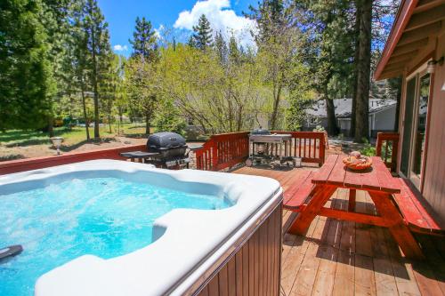 A Wonderland - Beautiful home just a couple steps away from bear mountain ski resort with hot tub in Big Bear Lake, USA