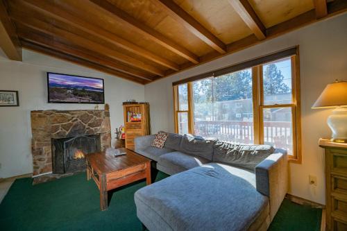 A Wonderland - Beautiful home just a couple steps away from bear mountain ski resort with hot tub in Big Bear Lake, USA