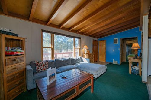 A Wonderland - Beautiful home just a couple steps away from bear mountain ski resort with hot tub in Big Bear Lake, USA