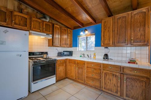 A Wonderland - Beautiful home just a couple steps away from bear mountain ski resort with hot tub in Big Bear Lake, USA