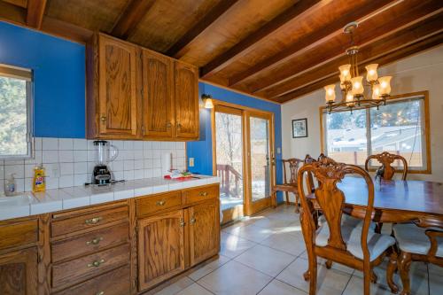 A Wonderland - Beautiful home just a couple steps away from bear mountain ski resort with hot tub in Big Bear Lake, USA
