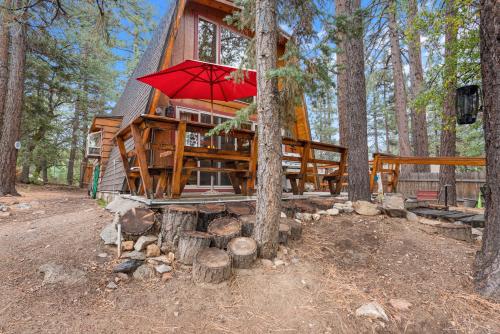 Zen Den - Beautiful A-frame cabin with classic brick wood burning fireplace and a hot tub in Big Bear Lake, USA