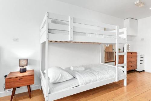 Piccadilly Haven, Flat in London VR12 3