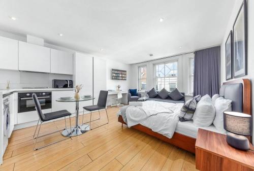 Piccadilly Haven, Flat in London VR12 5