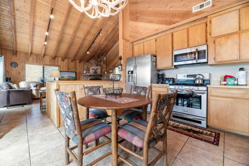 Wolf View Lodge - Adorable and modern cabin with well-appointed mountain decor