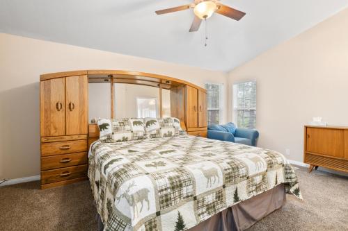 Wine Down - Beautiful and well-kept cabin with large fenced back yard, Big Bear City (photo 2)