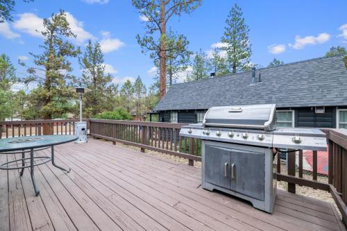 Wine Down - Beautiful and well-kept cabin with large fenced back yard, Big Bear City (photo 10)