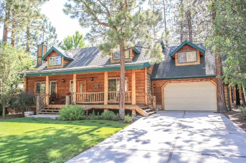 Abe's Cool Cabin - Nice luxury home with a game room, hot tub, and pool table