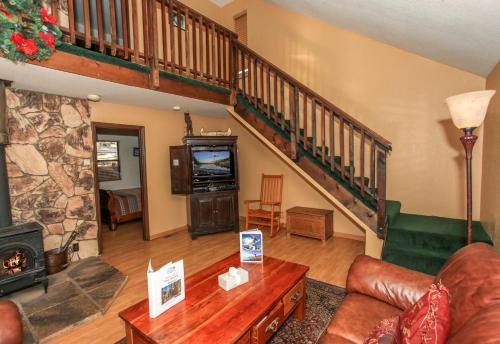 Four Seasons Retreat - Cozy cabin nestled at Moonridge with Hot tub! in Big Bear Lake, USA