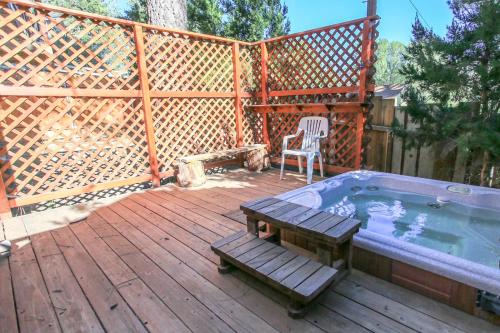 Four Seasons Retreat - Cozy cabin nestled at Moonridge with Hot tub! in Big Bear Lake, USA
