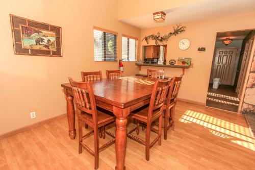 Four Seasons Retreat - Cozy cabin nestled at Moonridge with Hot tub! in Big Bear Lake, USA