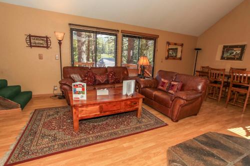 Four Seasons Retreat - Cozy cabin nestled at Moonridge with Hot tub! in Big Bear Lake, USA