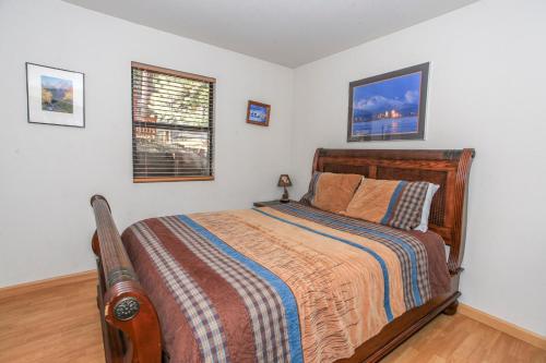 Four Seasons Retreat - Cozy cabin nestled at Moonridge with Hot tub! in Big Bear Lake, USA