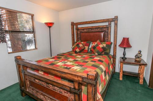 Four Seasons Retreat - Cozy cabin nestled at Moonridge with Hot tub! in Big Bear Lake, USA
