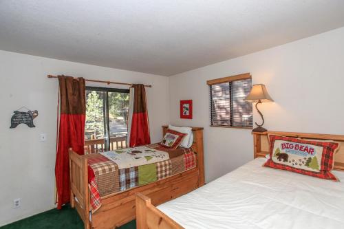 Four Seasons Retreat - Cozy cabin nestled at Moonridge with Hot tub! in Big Bear Lake, USA