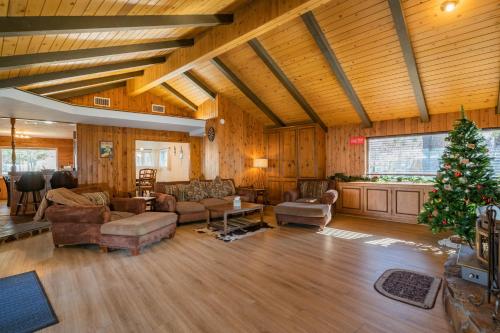 Fox & Swan Chalet - Beautiful ranch style home with Hot Tub and a Game Room with Arcade Games!