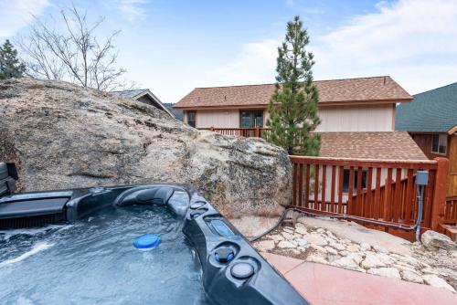Boulder Bay Chalet Lakefront - Elegantly decorated with Hot Tub and Game Room!